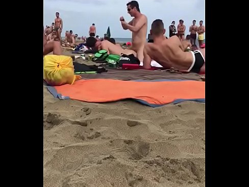 Velho nu na praia