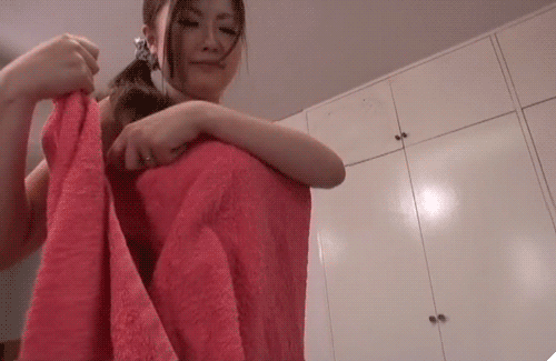 Japanese girls take a bath nude.