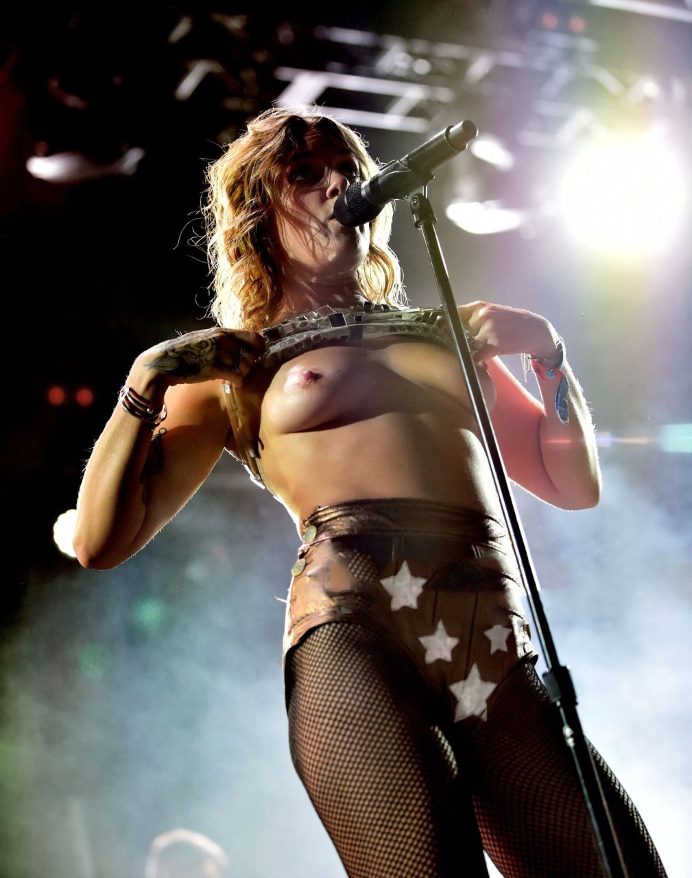 ToVelo Double Titties Nipples Flash During A Concert In Boston, MA.
