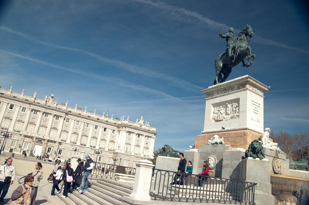 Couple travels madrid monuments fuck