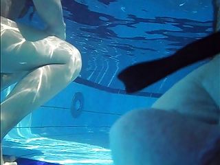Thick pawg underwater creepshot public pool