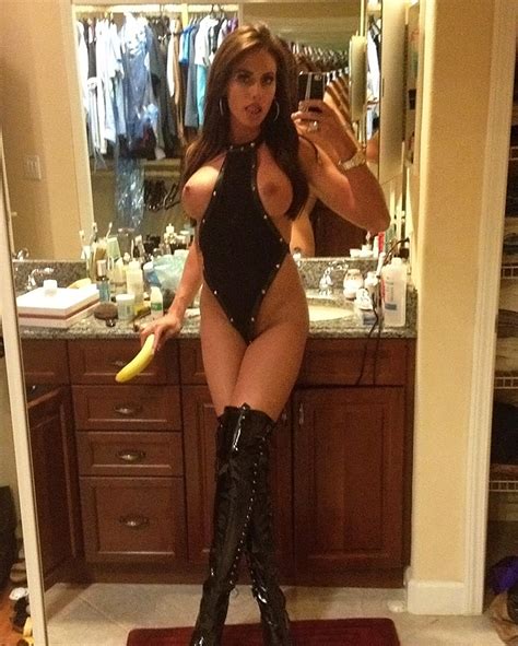 Cock holly sonders tribute