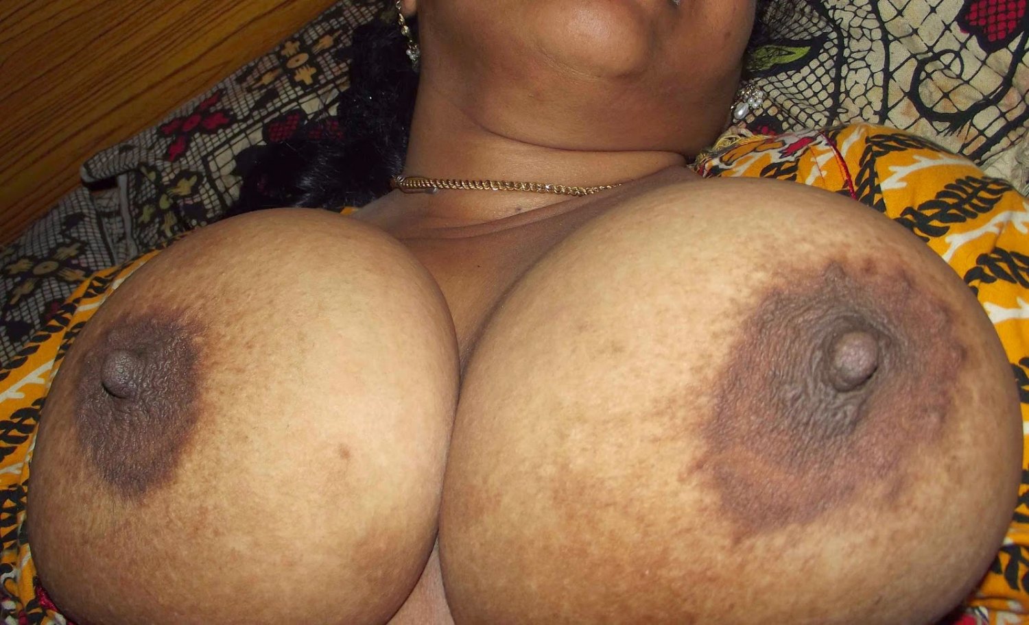 Crunchie reccomend desi neighbor bhabhi saree showing boobs