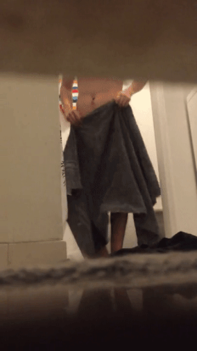 Jacking while str8 homie showers